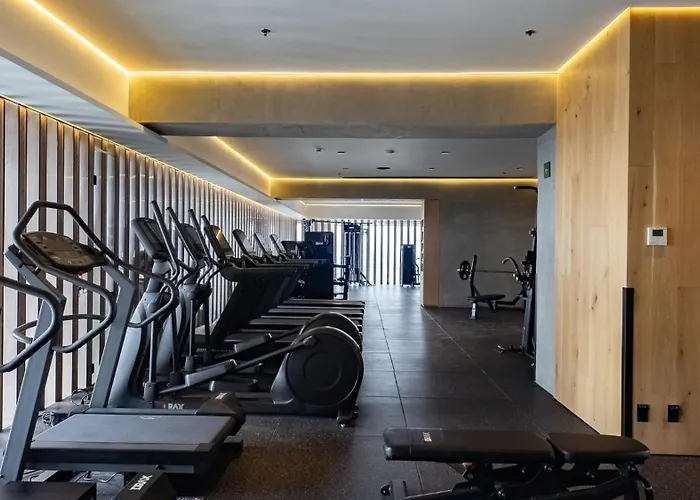 Master At Tower With Rooftop Pool, Gym And Skyline Views