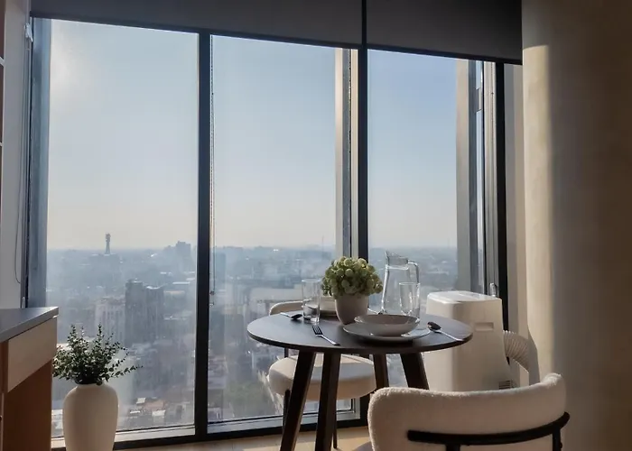 Master At Tower With Rooftop Pool, Gym And Skyline Views Apartment