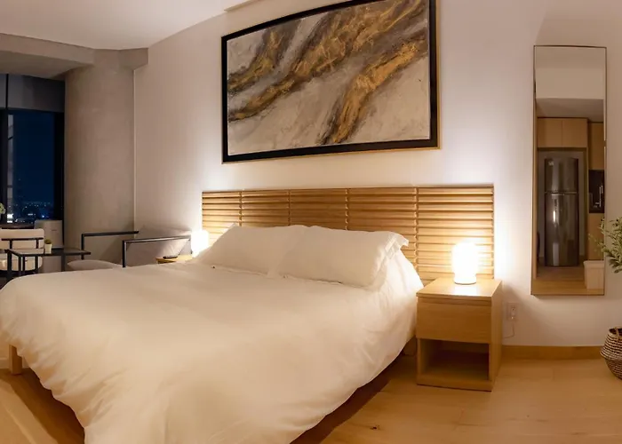 Master At Tower With Rooftop Pool, Gym And Skyline Views Apartment