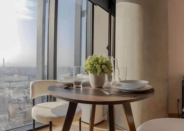 Master At Tower With Rooftop Pool, Gym And Skyline Views Apartment