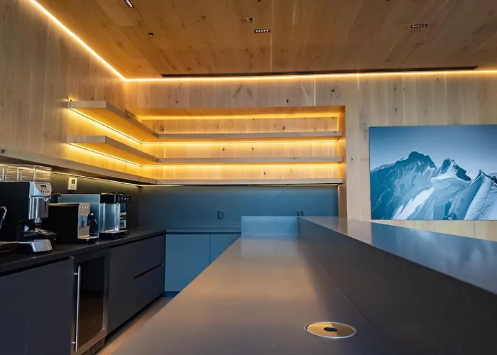 Master At Tower With Rooftop Pool, Gym And Skyline Views